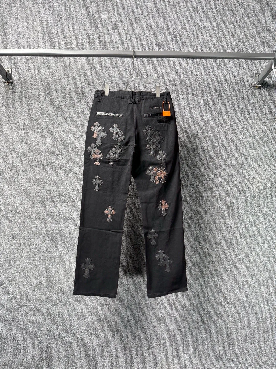 P270 💰 (Top version) Chrome Hearts丨Chrome Hearts Black and Brown Camouflage Cross Patched Leather Jeans - Full of exploring the ultimate in fashion, Chrome Hearts' new Chrome Hearts pants cleverly integrate camouflage cross, camouflage cross and other elements to break the traditional boundaries. Mattyboy's clever fusion of overalls and khaki jeans, the same style, brings endless matching inspiration to fashionistas! Whether it is daily wear or a trendy try, these pants can bring you an excellent fashion experience. Color: black Size: 28-30-32-34 (corresponds to S-M-L-XL)